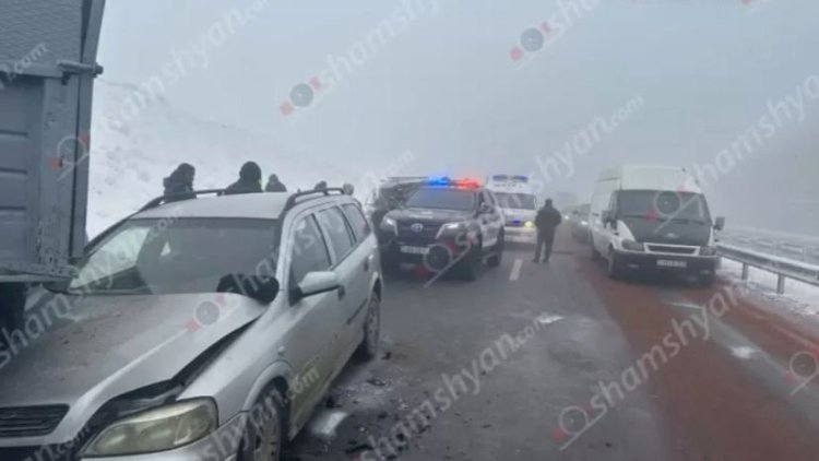    Ermənistanda yol buz bağladı, 27 avtomobil toqquşdu   