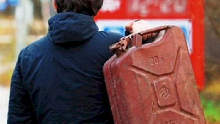    Qırğızıstanlı prokurorluğun qarşısında özünü yandırdı   