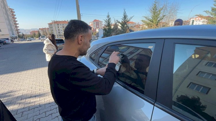    Maşında bağlı qalan körpəni belə sakitləşdirdilər   