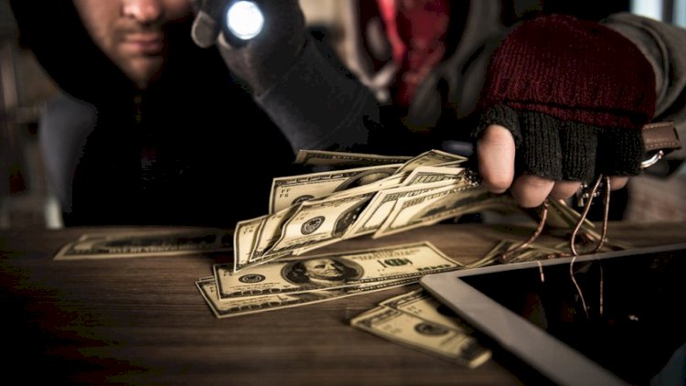    8300 dollar oğurlamaqda ittiham olunan 3 nəfər tutuldu   