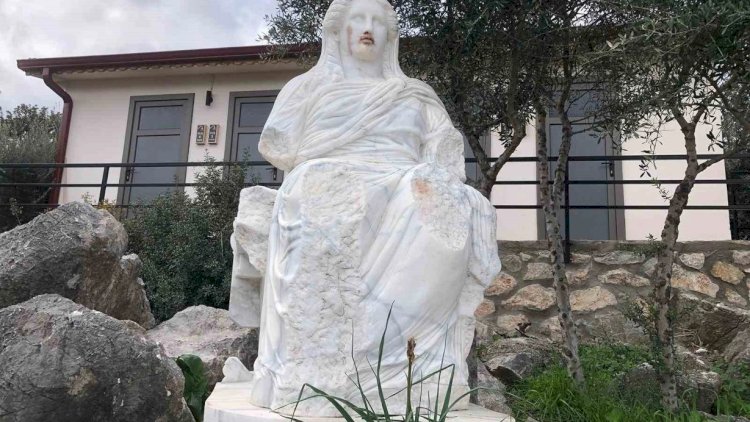    Heykələ  hücum etdilər   