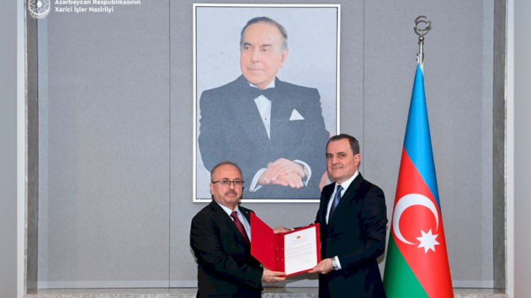    Birol Akgün etimadnaməsinin surətini Ceyhun Bayramova təqdim etdi   