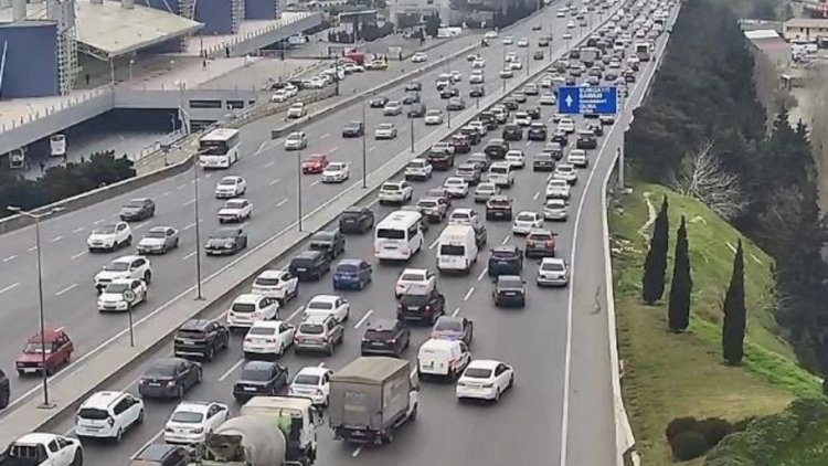    “Xırdalan” dairəsi istiqamətində yolda təmir işləri aparılır - Sıxlıq yarandı   