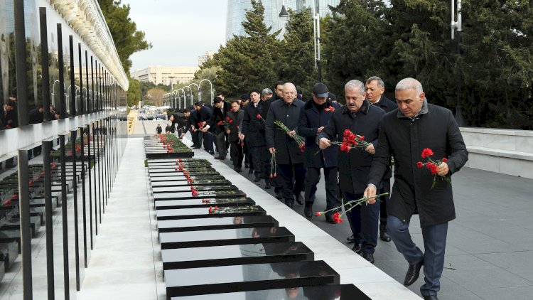   “Azərişıq” ASC-nin əməkdaşları və rəhbər heyəti Fəxri və Şəhidlər xiyabanlarda   