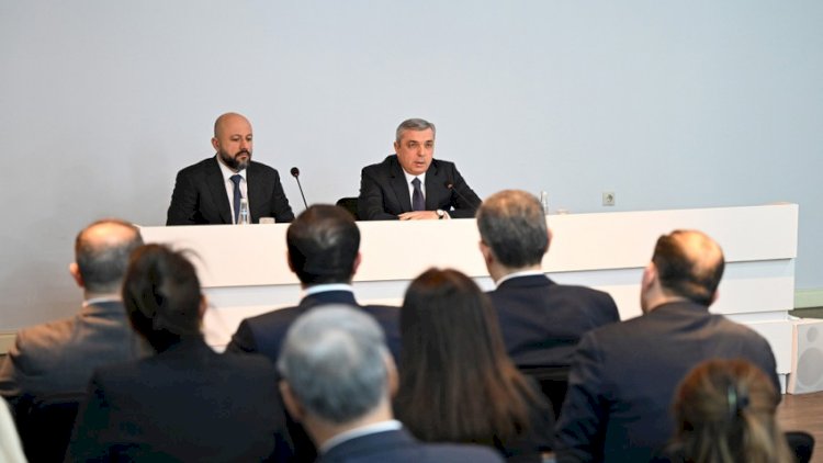    Rüfət Mahmud kollektivə təqdim olundu   