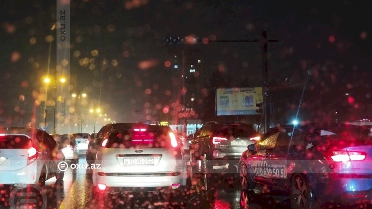    Bakının əsas prospektində işıqfor işləmir - Yolda tıxac yarandı   