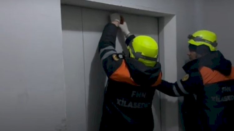    Bakıda liftdə qalan şəxslər xilas edildi - Video   