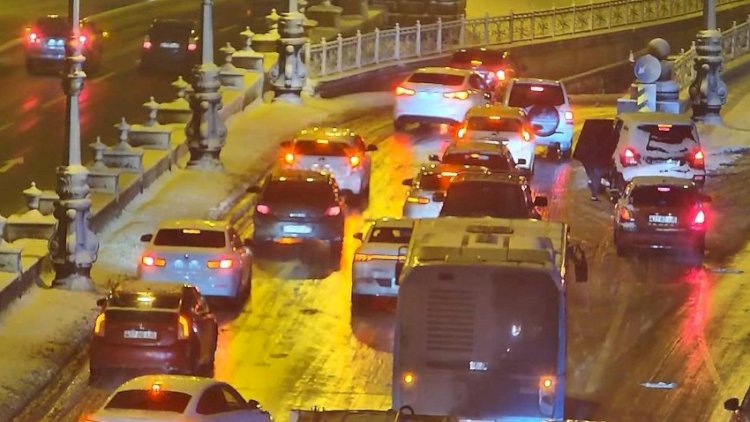    Bakıda yol qəzaları oldu, bu küçə və prospektlərdə sıxlıq yarandı   - SİYAHI