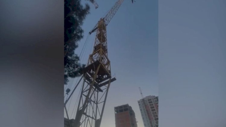    Bakıda DƏHŞƏT: kişi krana çıxıb özünü atmaq istədi - VİDEO   