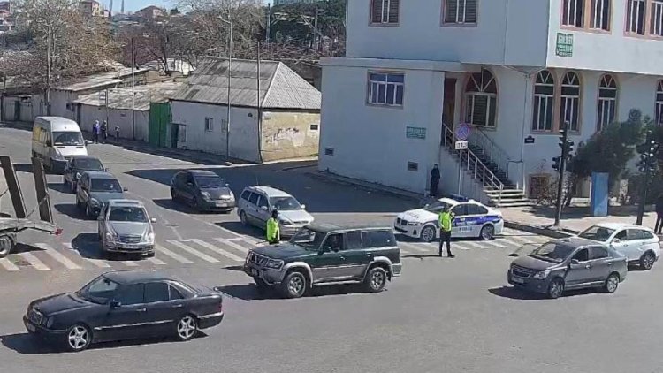    “Baksol yolu”nda yük maşını aşdı, yol bağlandı   