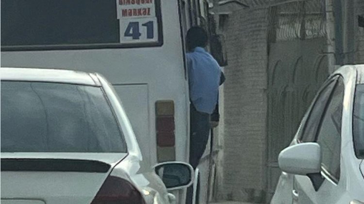    Binəqədidə sərnişinlər avtobusun qapısından sallanıb gedirlər   