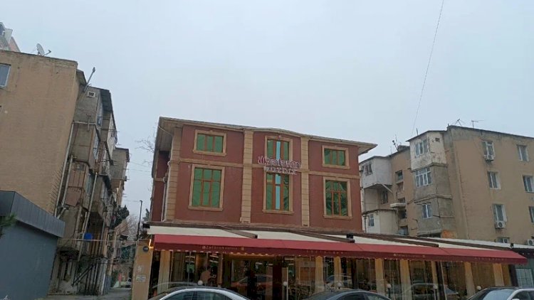    Sakinləri aldadıb, binanın həyətində restoran tikdilər   - VİDEO