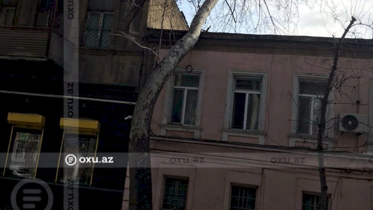    Bakıda ağac evin üzərinə aşdı - Fotolar   
