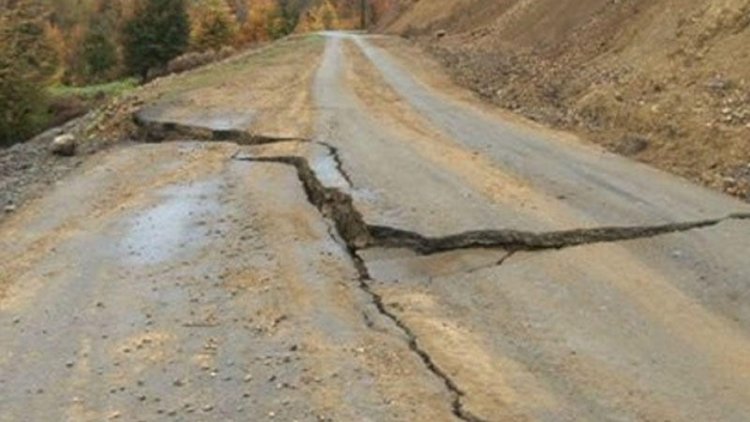    Qubada torpaq sürüşməsi baş verdi, yol bağlandı   