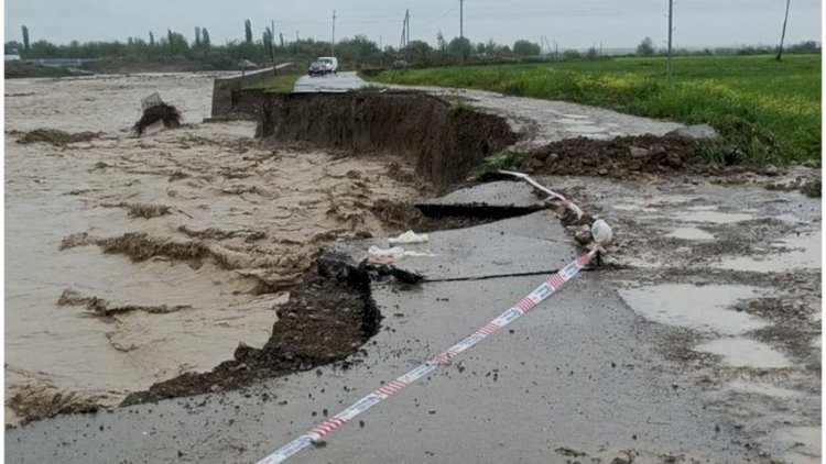    Ağsuda sel yolu yararsız hala saldı   