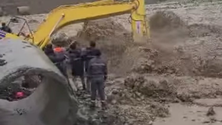    Pərviz onları seldən xilas etmək istəyərkən həlak olub- Video   