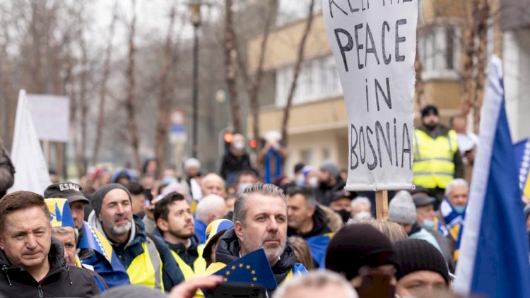    Bosniya və Herseqovina vətəndaş müharibə ilə üz-üzə   