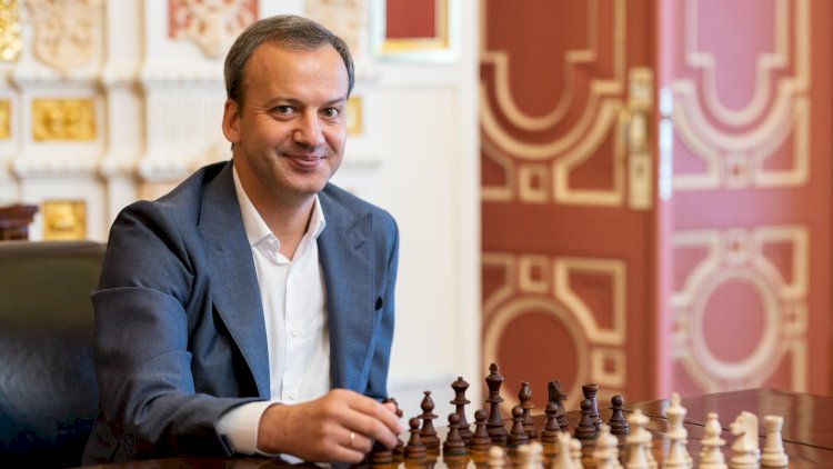    FIDE prezidenti Bakıya gəldi   