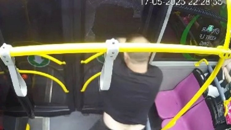    Bakıda sərxoş sərnişin avtobus şüşəsini sındırdı - Video   