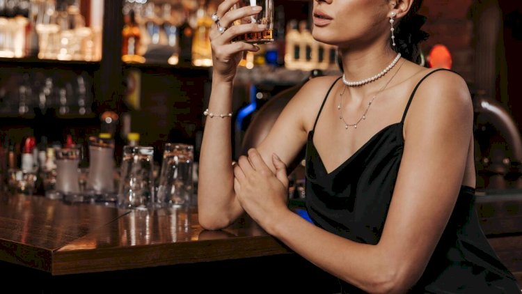    “Pub”da dava: Xanım müştəri həbs edildi   