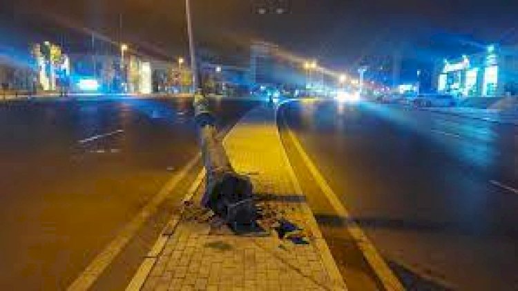    Bakıda avtomobil işıq dirəyinə çırpılıb, sürücü ölüb   