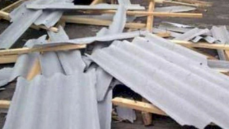   Qazaxda güclü külək binanın dam örtüyünü uçurdu   