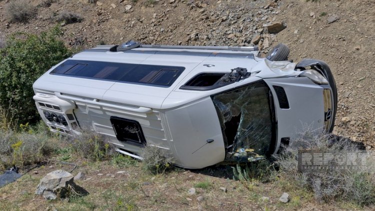   Naxçıvanda mikroavtobus dərəyə aşdı, xəsarət alanlar var   