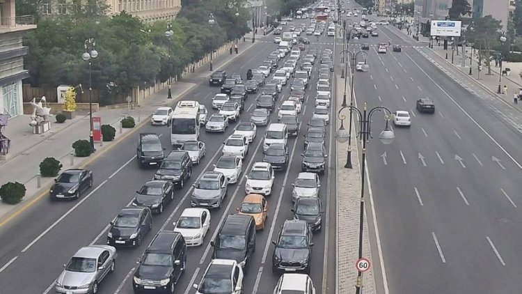    Bakının bəzi yollarında sıxlıq var - Siyahı   