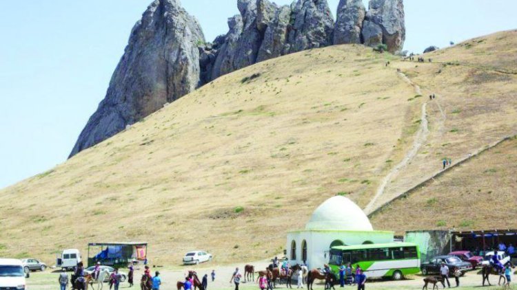    Siyəzəndə qadın paraşütlə qayaya çırpılaraq öldü   