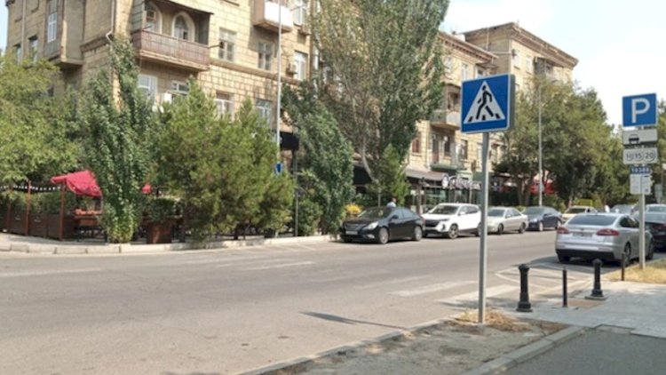    Bakının mərkəzində BİABIRÇILIQ: Restoran piyadaların yolunu kəsib   - VİDEO