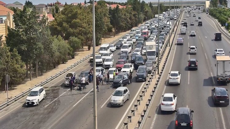    Aeraport yolunda qəza: Sıxlıq yaranıb   