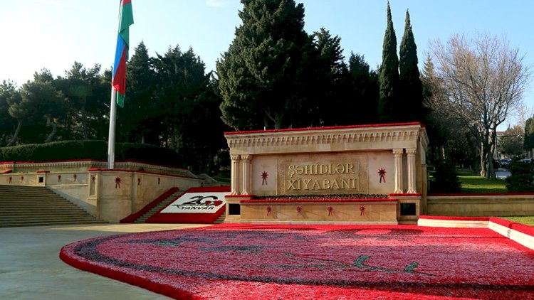    Şəhidlər xiyabanında qeyri-etik videolar çəkən əcnəbilər saxlanıldı - Video   