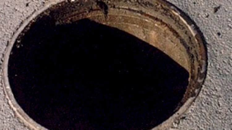    Bakıda 2 yaşlı uşaq kanalizasiya quyusuna düşdü - Foto   