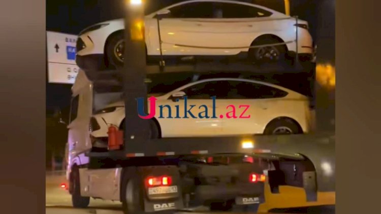    Bakıya gətirilən yeni avtomobilləri daşıyan maşın qəza törətdi - VİDEO   