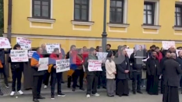    Paşinyanı Moskvada etirazla qarşıladılar   