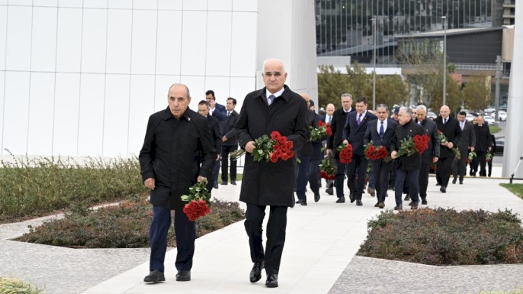    Dövlət rəsmiləri Zəfər parkında...   
