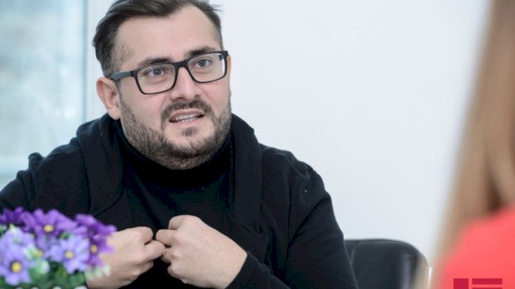    Murad Arif səhnədə kövrəldi: “Başımızın üstündə qara buludlar gəzir”   