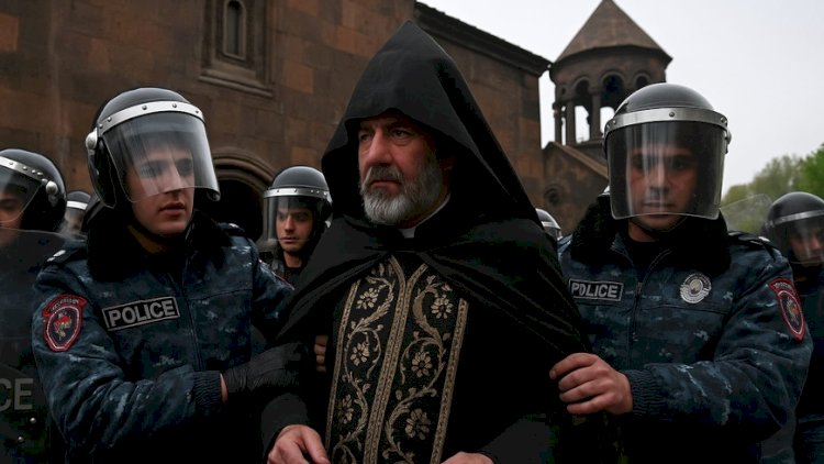    Ermənistanda kilsəyə qarşı genişmiqyaslı əməliyyat: yepiskop və 12 ruhanı saxlanıldı   