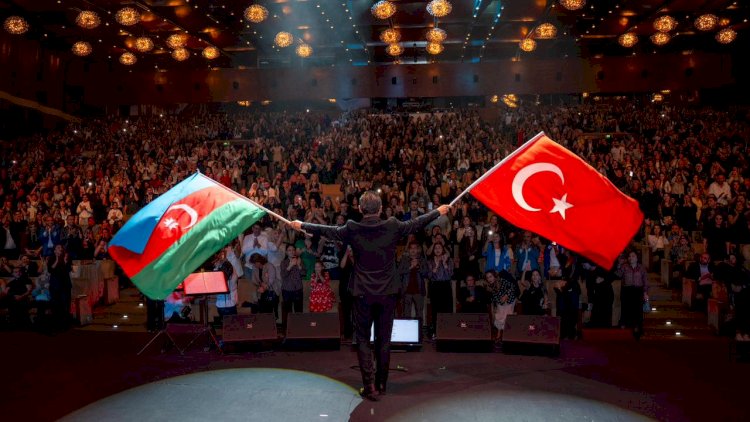    Ferhad Göçerin “Çırpınırdı Qaradəniz” ifası ayaq üstə alqışlandı    
