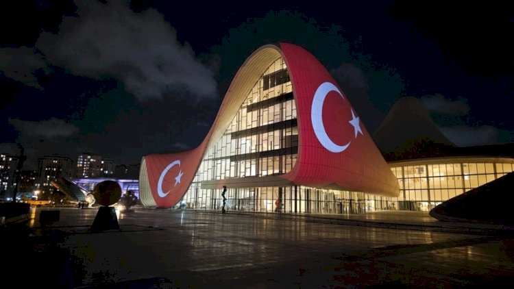    Heydər Əliyev Mərkəzi Türkiyə bayrağı ilə proyeksiya olundu   