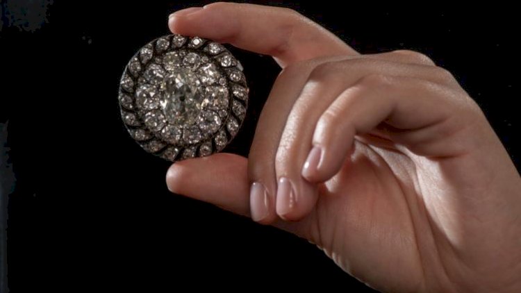   Napoleonun almaz broşu 4,4 milyon dollara satıldı   
