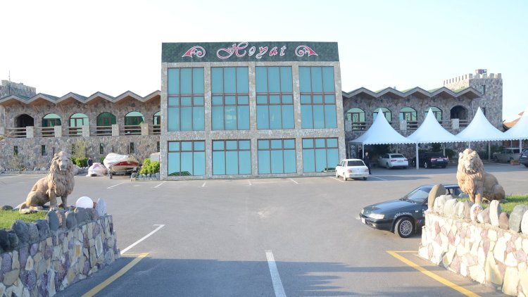    Bakıda restoranda dava - Müğənni sevgilisini döydü   