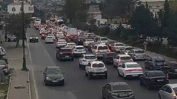    Bakının bir sıra yolunda sıxlıq var - Siyahı   
