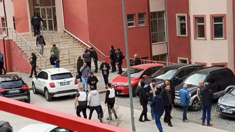    Türkiyədə universitet müəllimi məmuru girov götürdü   