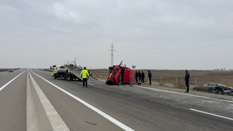    Salyanda mikroavtobus aşdı - Fotolar   