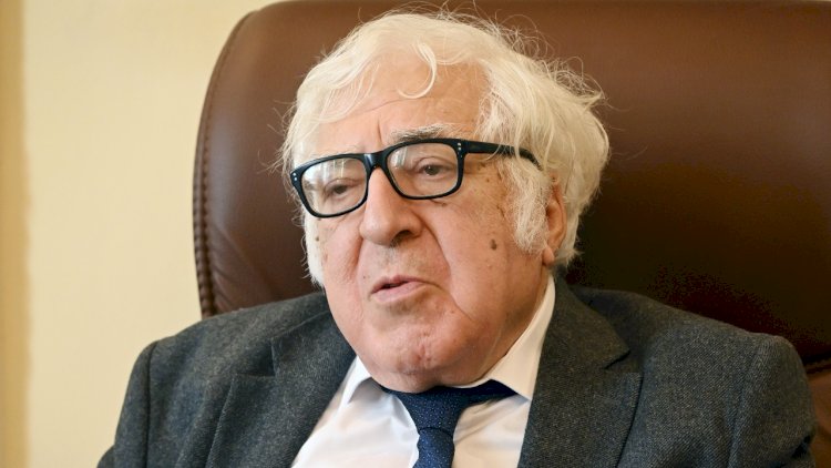    Anar:   “Paparatsilər şəklimi çəkiblər, onu yayaraq vay-şivən salırlar”