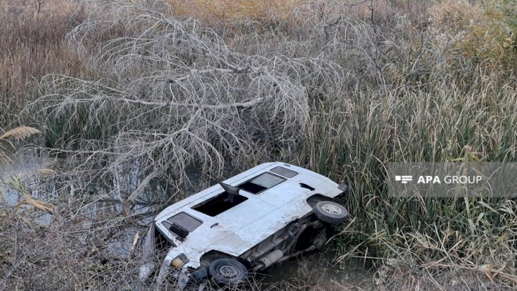    Mikroavtobus su kanalına aşdı: Yaralılar var   
