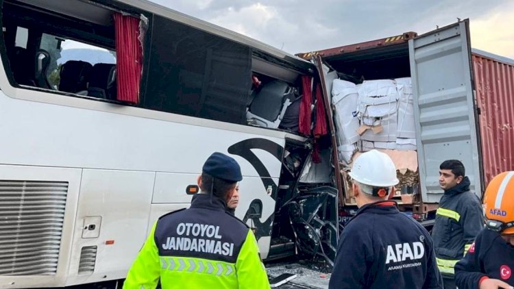   Avtobus TİR-la toqquşdu:   6 nəfər öldü, yaralılar var
