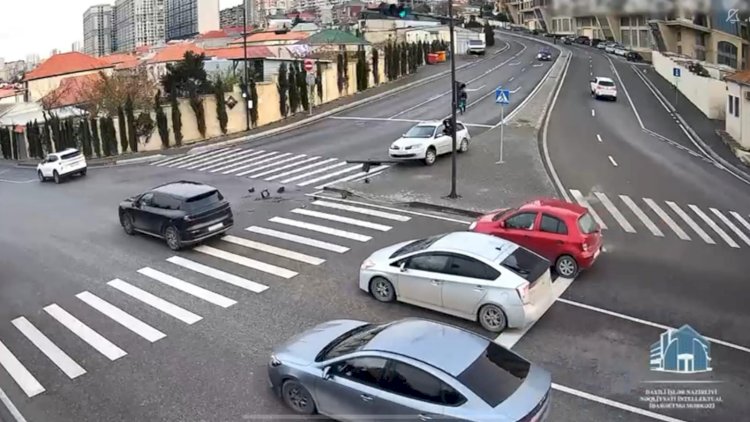    Bakıda avtomobil öz-özünə hərəkət etdi, qəza törətdi -   VİDEO