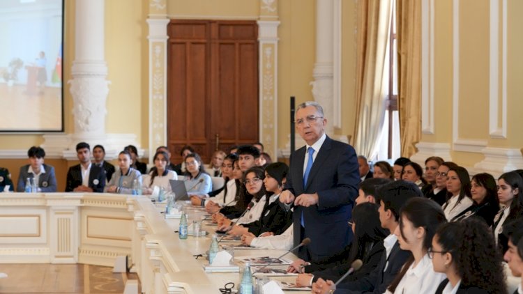    Paytaxt məktəblilərinin müəllifi olduğu növbəti kitabın təqdimatı olub   